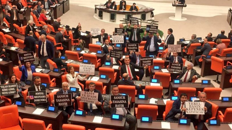 Meclis'te sansür yasasına protesto