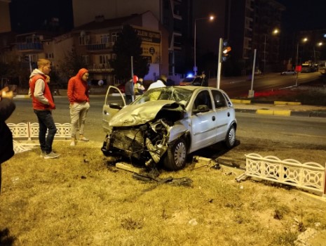 Uşak'ta feci bir kaza. Kavşaktan dönmeye çalışırken bariyerleri aştı