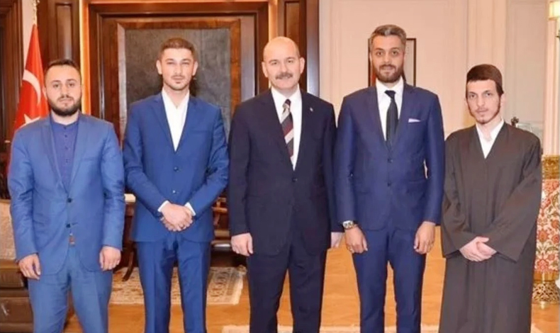 Hiranur Vakfı'nın fotoğraf albümünde dikkat çeken isim!