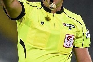 Eski hakemden çok tartışılacak hareket!