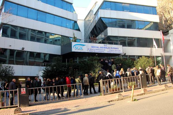SGK müdürlükleri önünde EYT yoğunluğu