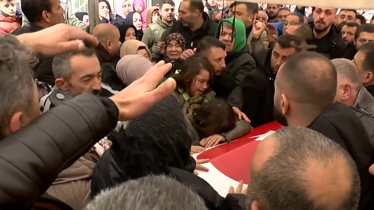 Sinan Ateş son yolculuğuna uğurlandı... Küçük kızları yürekleri dağladı