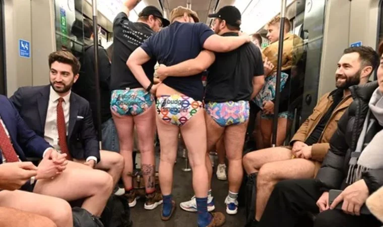İngiltere'de Covid-19 yüzünden ara verilen geleneksel 'pantolonsuz metro yolculuğu' yeniden başladı