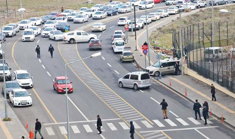 Diyarbakır'da adliye yakınında 'yol ortasındaki araç' polisi alarma geçirdi