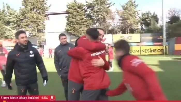 Galatasaray antrenmanında inanılmaz olay! Mertens takım arkadaşına bakın ne yaptı