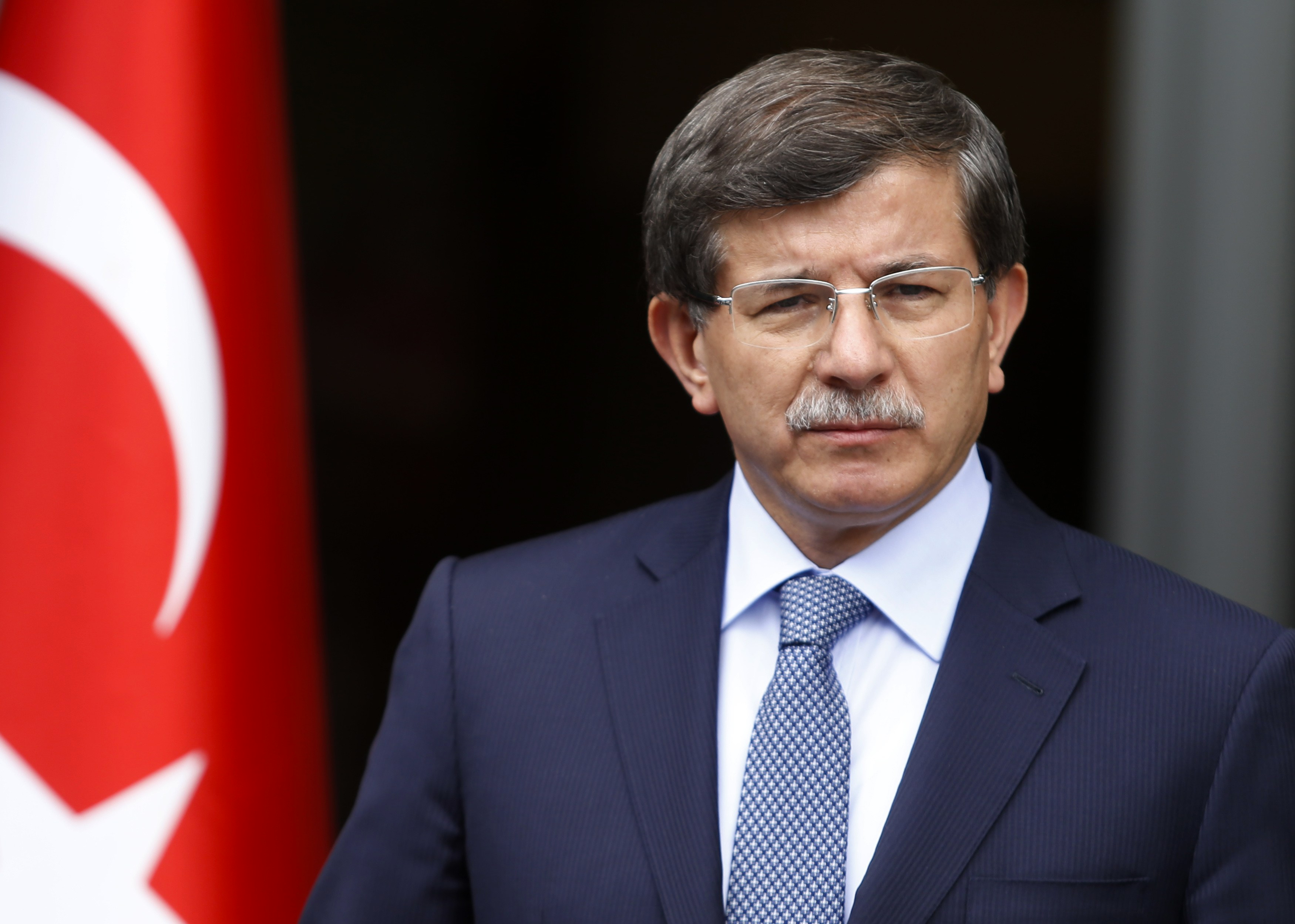 Davutoğlu'ndan Sinan Ateş'in eşine ziyaret