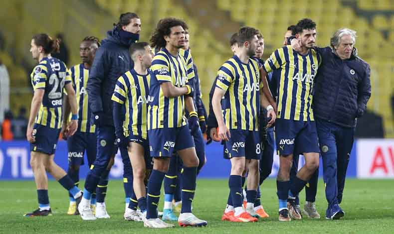Fenerbahçe şampiyonluk yarışını bırakmıyor