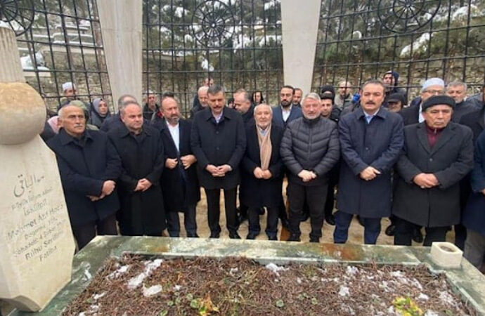 Atatürk ve cumhuriyet karşıtıydı... Vali mezarı başında "hazır bulundu"