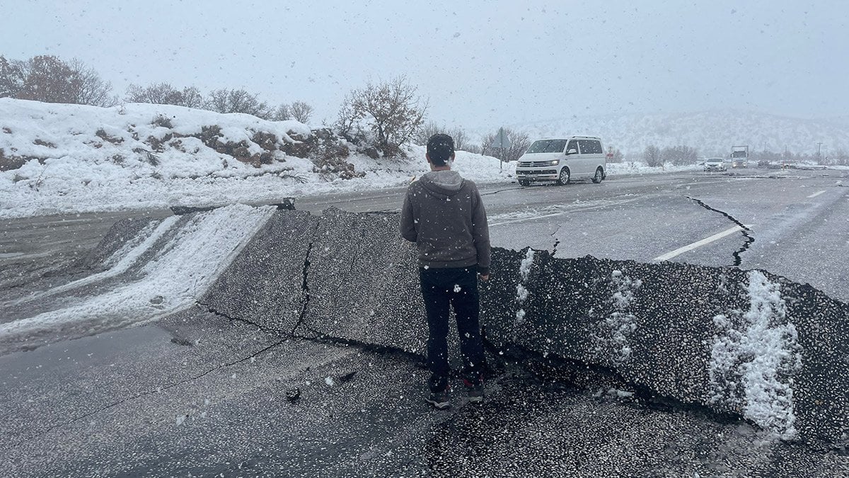 Deprem sonrasında Malatya-Adıyaman Karayolu'nda göçük ve çatlak meydana geldi