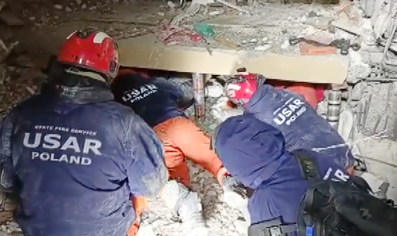 Uluslararası ekiplerin kurtarma görüntüleri kameralara yansıdı