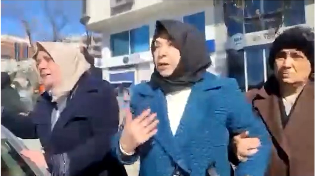 Deprem bölgesinde “histeri krizi geçiren” eski AKP’li vekil, İmamoğlu’na hakaretler yağdırdı