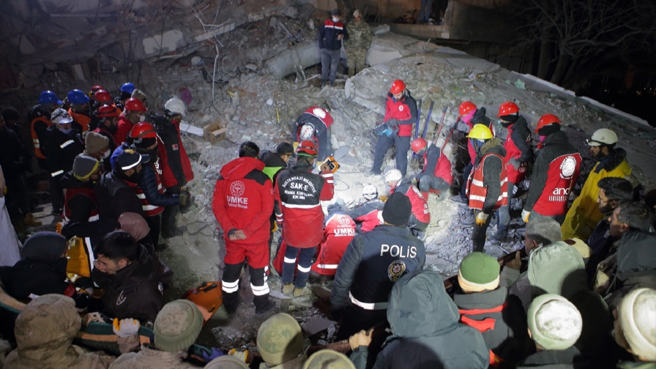 “Vali Beyin tanıdığı için” enkaz altındaki canlı depremzedeyi bırakıp gitmeye çalışan AFAD ekibine vatandaş engel oldu