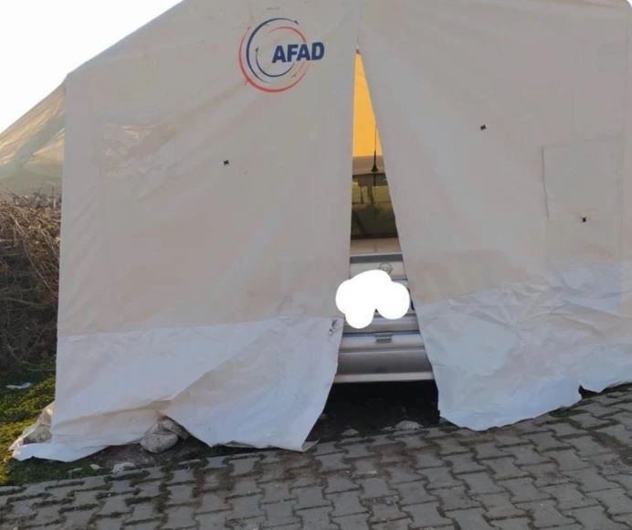 Terbiyesizlik bu: AFAD’dan aldığı çadırı bakın ne yaptı!