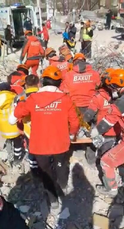 7 katlı binanın enkazından, 203 saat sonra kurtarıldılar