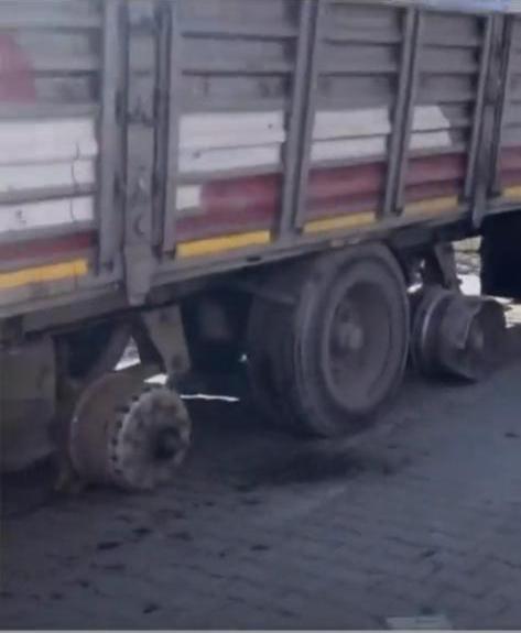 Yardım TIR'ı şoförü, lastikleri patlamasına rağmen durmadan yardımı ulaştırdı