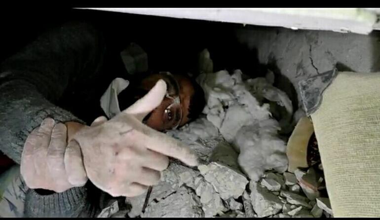 Hatay'da depremin 209'uncu saatinde bir karı koca enkaz altından kurtarıldı