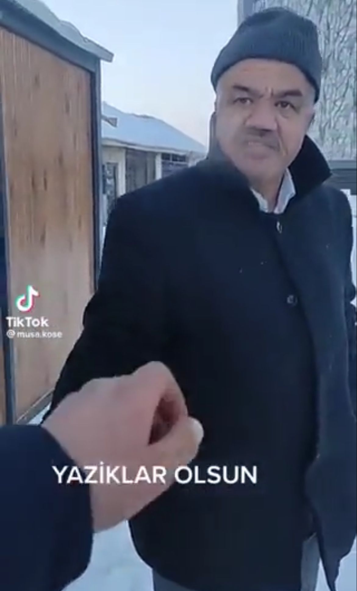 Kuran kursu sahibinin depremzedelere ait konteynerları kaçırdığı iddia edildi