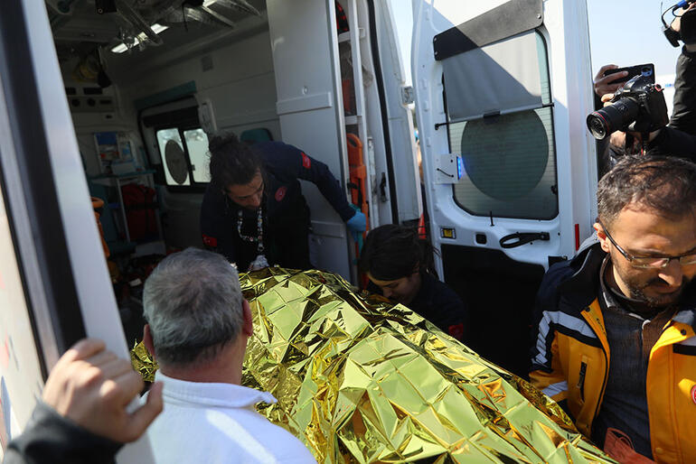 Depremin 296'ncı saatinde 2 kişi daha kurtarıldı