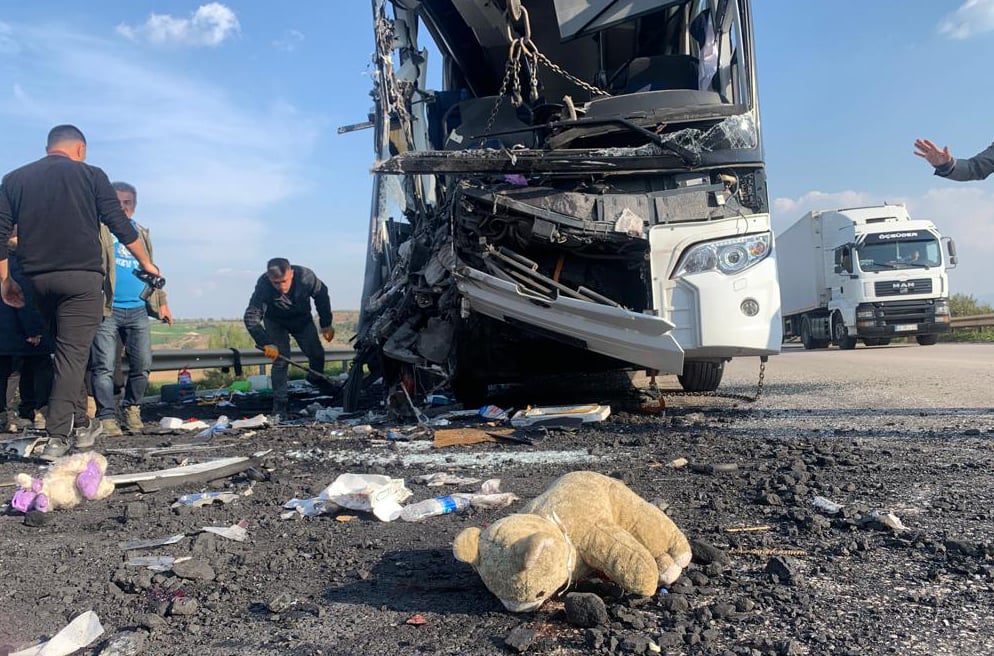 Depremzedeleri taşıyan otobüs hurdaya döndü!