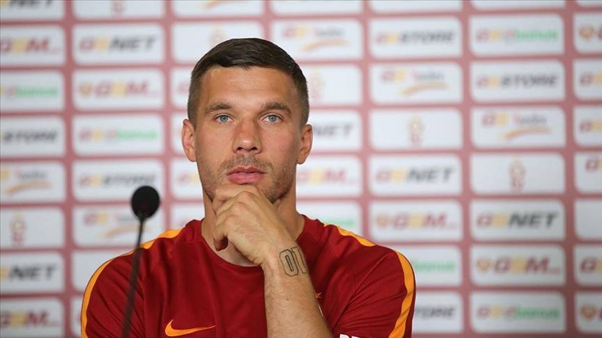 Podolski’den depremzedelere bağış!