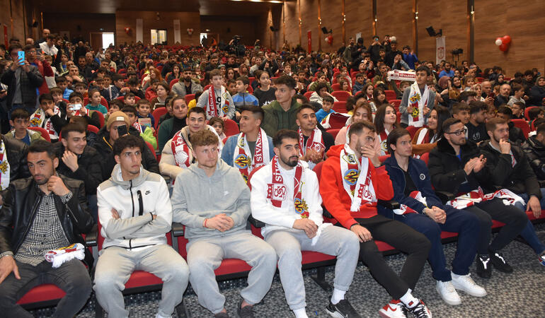 Sivassporlu futbolcular depremzedeleri ziyaret etti