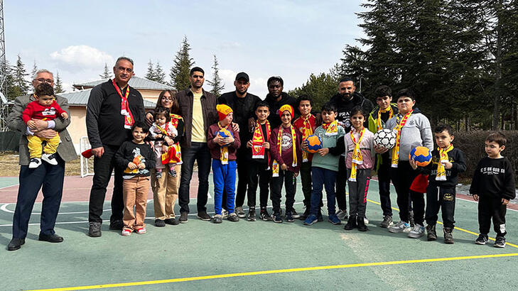 Kayserisporlu futbolculardan, depremzede çocuklara moral ziyareti