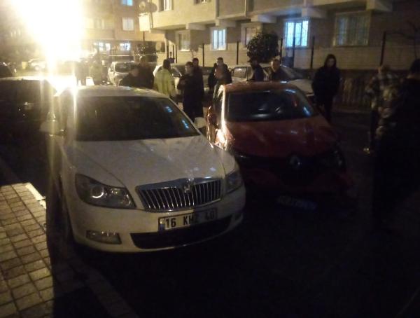 KALP KRİZİ GEÇİREN SÜRÜCÜ,2 OTOMOBİLE ÇARPIP ÖLDÜ