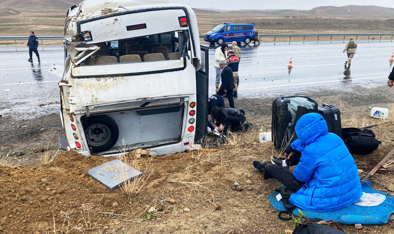 Sporcuları taşıyan midibüs devrildi: 11 yaralı