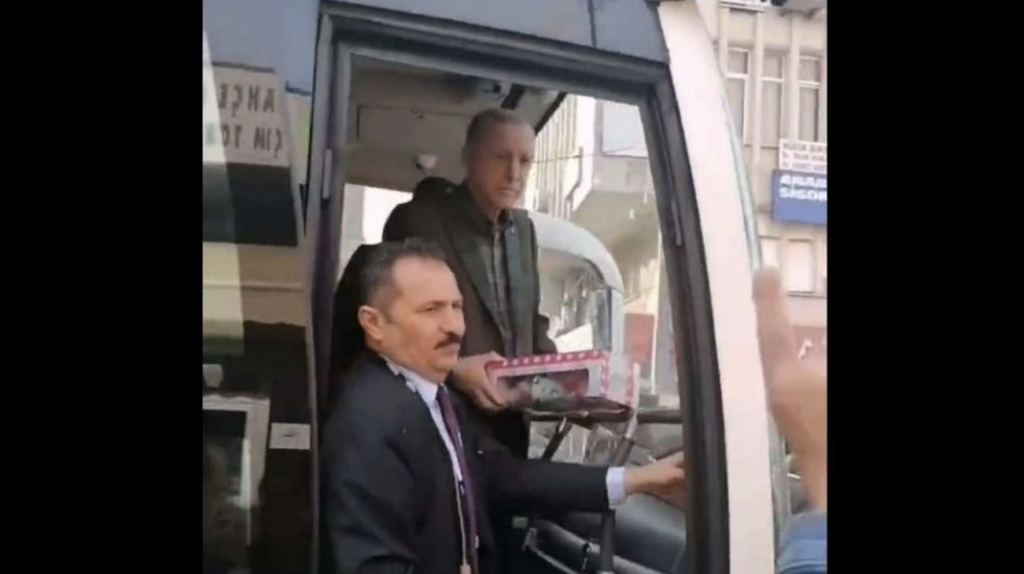 Erdoğan, depremzede çocuklara otobüsten kutu kutu oyuncak fırlattı