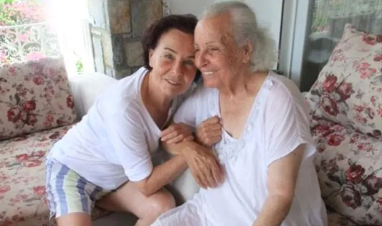 Fatma Girik'in annesi hayatını kaybetti