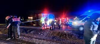 Deprem bölgesinden dönen belediye personellerinin aracı kaza yaptı:3 ölü 19 yaralı