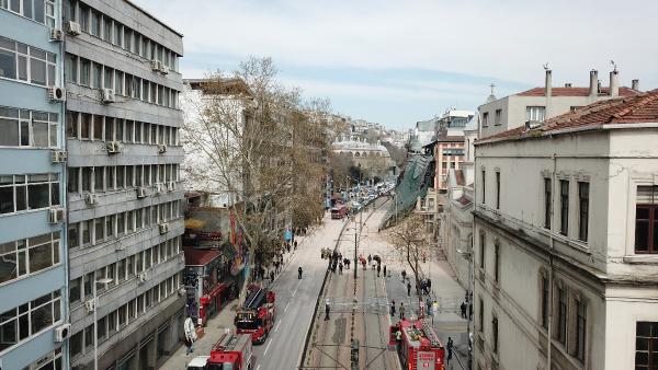 Beyoğlu'nda 5 katlı binanın çökme anı kameraya yansıdı