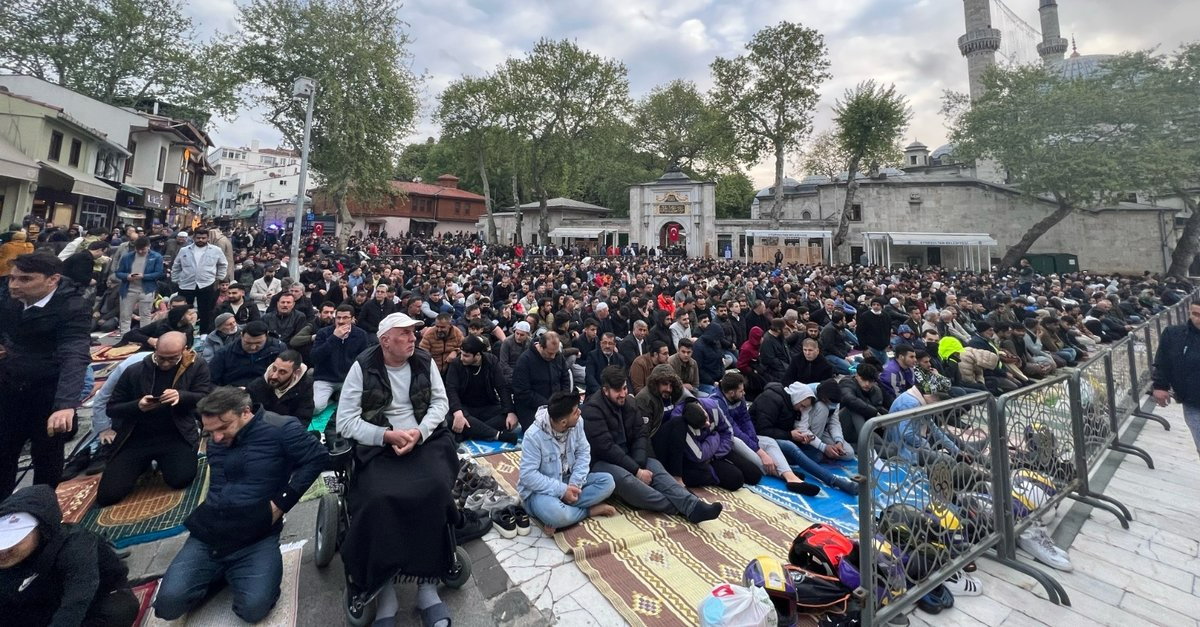 Taksim ve Eyüpsultan Camii'ne binlerce kişi akın etti