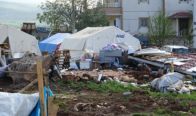 Pazarcık'ta hortum; depremzede çadırları uçtu,1 ölü, 50 yaralı