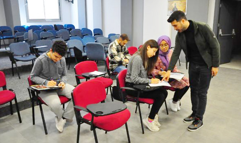 Depremzede öğretmen öğrencileri sınava hazırlıyor