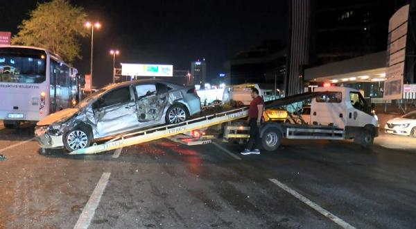 Makas atan otomobil sürücüsü, trafiği savaş alanına çevirdi: 8 yaralı