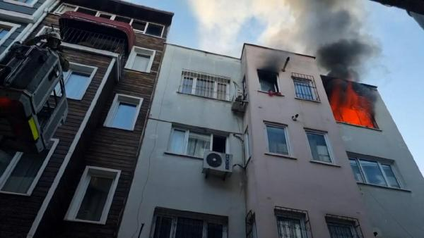 Beyoğlu'nda 4 katlı binada yangın