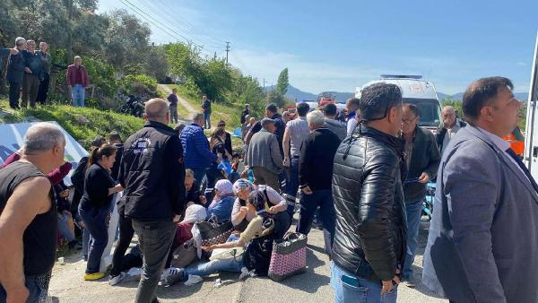 Midibüs, kamyona arkadan çarptı: 4'ü ağır 10'dan fazla yaralı