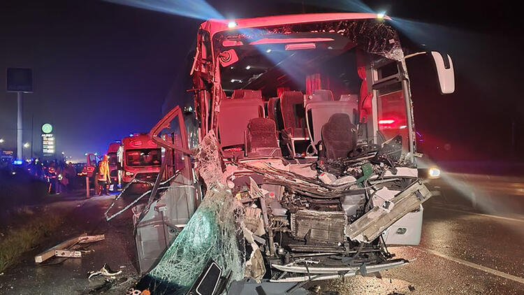 Öğrencileri taşıyan otobüs, TIR'a arkadan çarptı: 33 yaralı