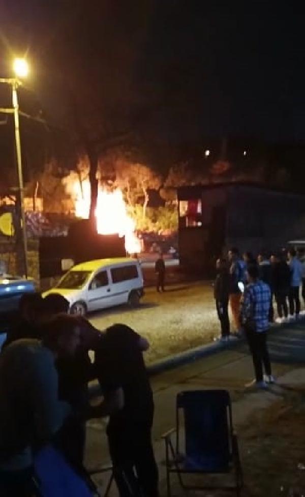 Kağıthane'de hurda deposu alev alev yandı