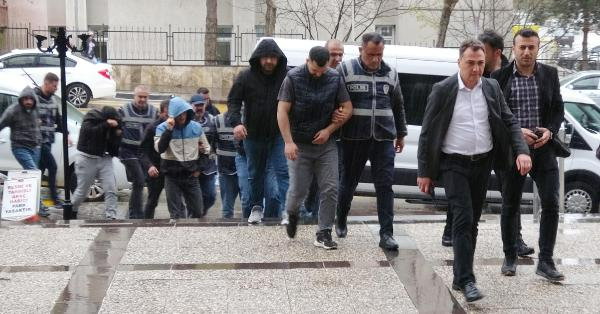 İmamoğlu'na taş atan 15 kişi serbest bırakıldı