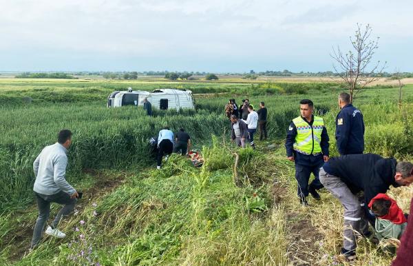 Lastiği patlayan servis minibüsü takla attı!