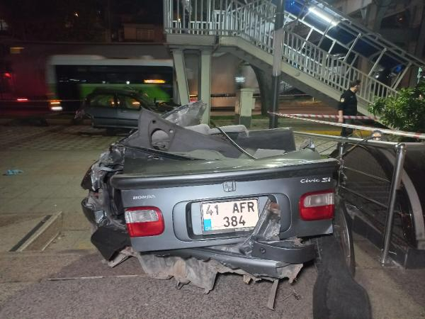 Kocaeli'nde feci kaza: Otomobil ikiye bölündü