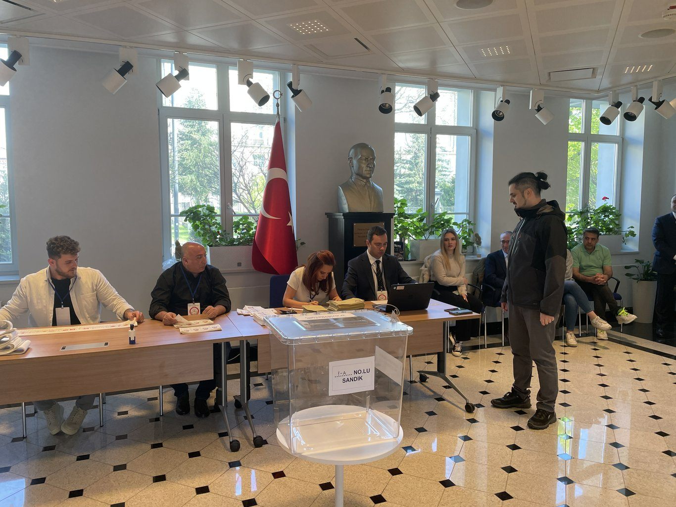 Türkiye'de oy kullanma işlemi başladı