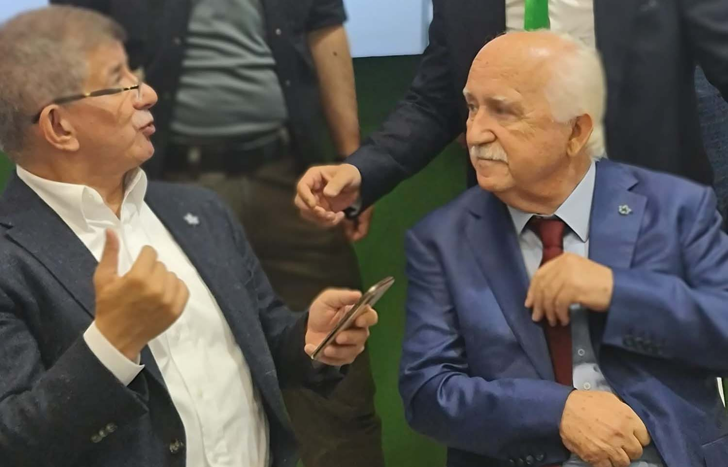 Ahmet  Davutoğlu'nun Danışmanı  İstifa Etti