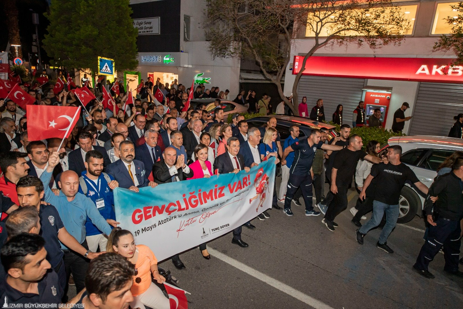 İzmir'de gençler Mabel Matiz'le coştu