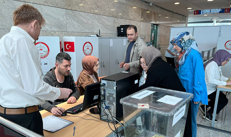 Yurtdışındaki Türkler oy vermeye başladı