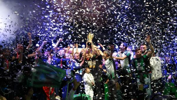 Kocaelispor binlerce taraftarıyla  şampiyonluğu kutladı