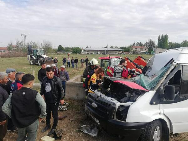 Konya'da İşçi Minibüsü Devrildi Aynı Aileden 1 Ölü 8 Yaralı
