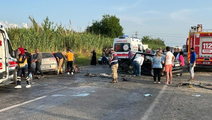 Hatay'da  İki Otomobil Çarpıştı 2 Ölü 4 yaralı